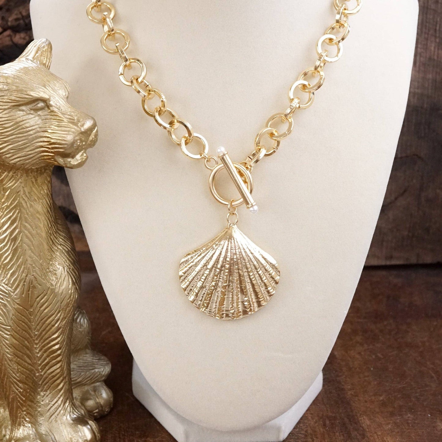 Seaside Grace – Front Toggle Statement Necklace with Seashell Pendant