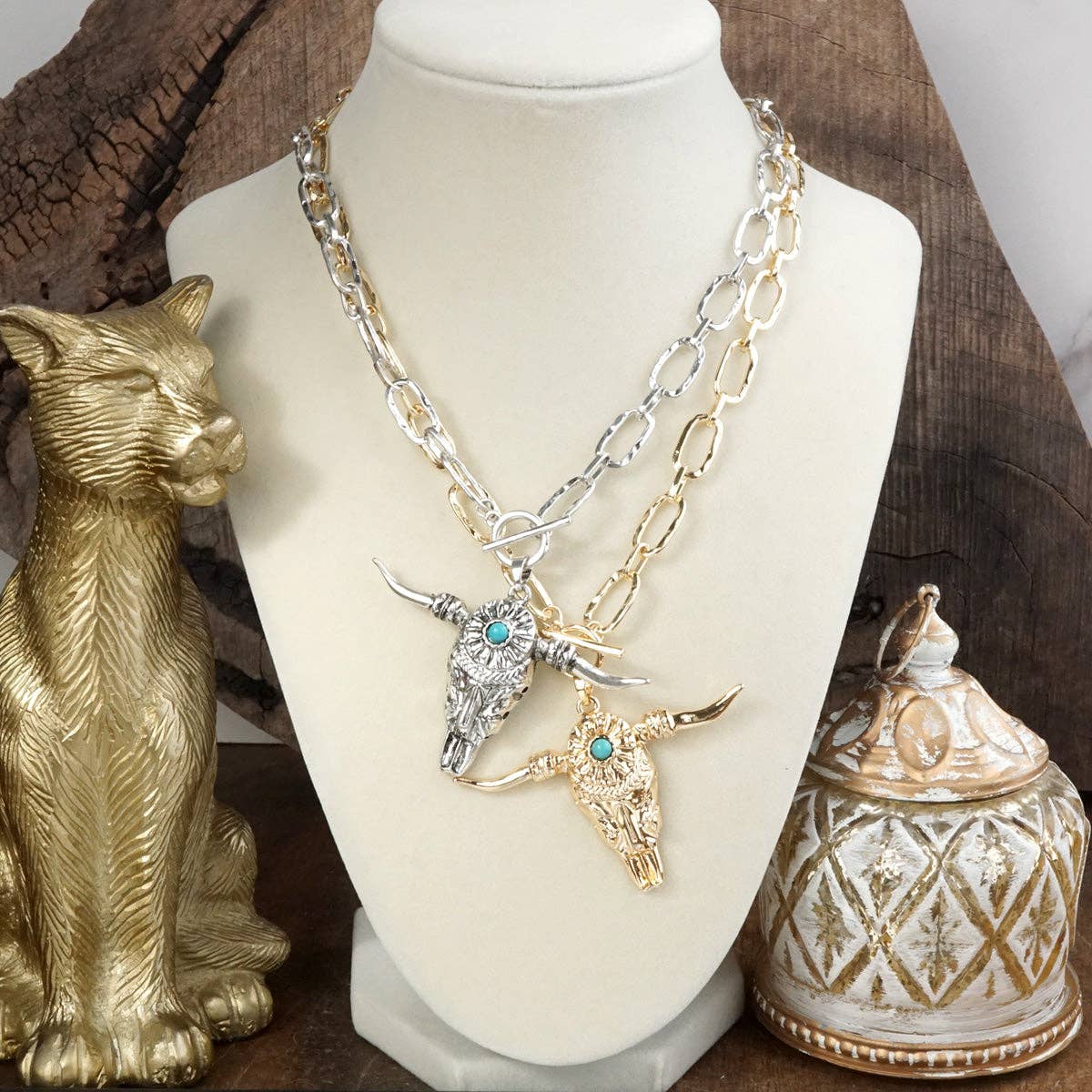 Western Spirit – Hammered Paperclip Chain Necklace with Steer Head Pendant in Gold