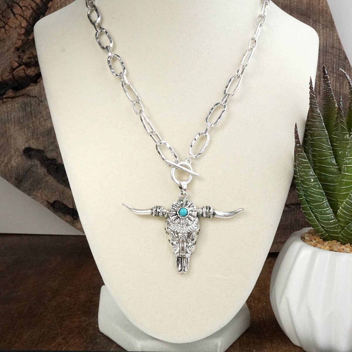 Western Spirit – Hammered Paperclip Chain Necklace with Steer Head Pendant in Gold