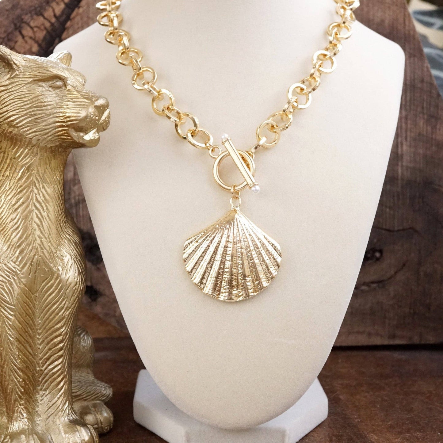 Seaside Grace – Front Toggle Statement Necklace with Seashell Pendant