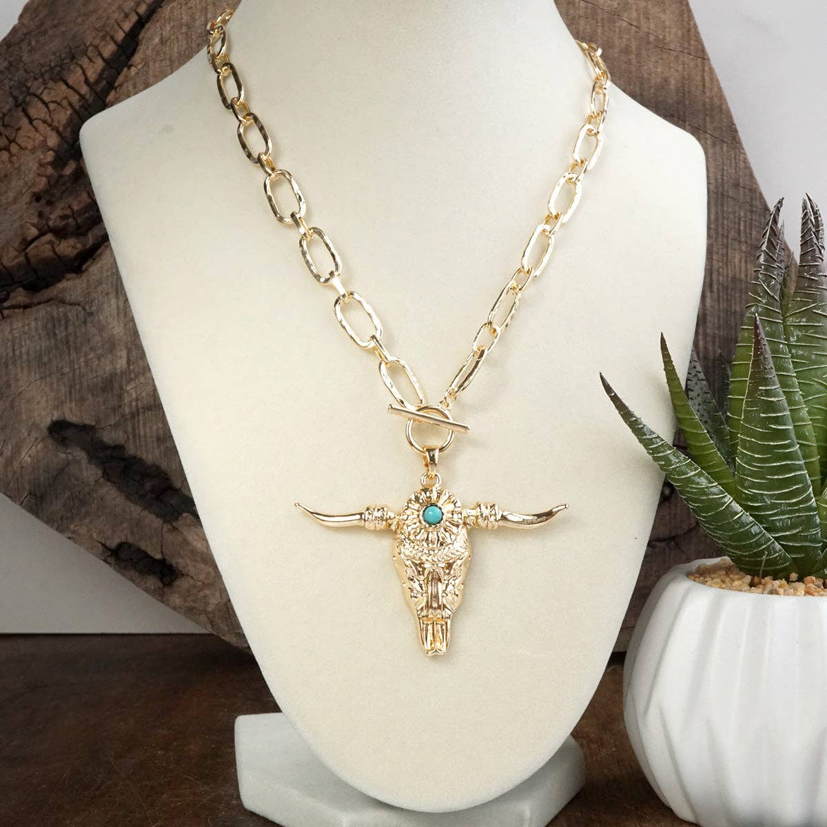 Western Spirit – Hammered Paperclip Chain Necklace with Steer Head Pendant in Gold