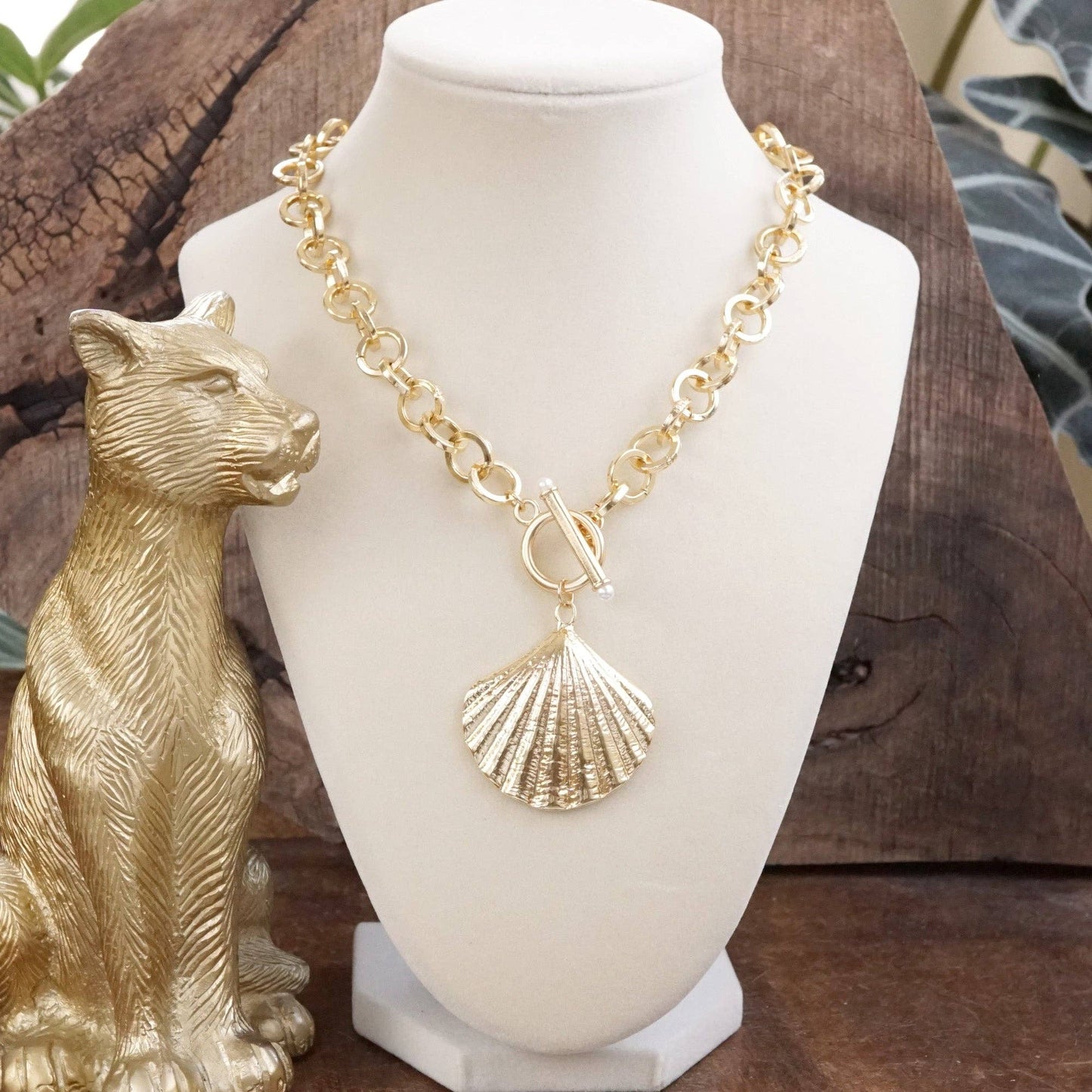Seaside Grace – Front Toggle Statement Necklace with Seashell Pendant