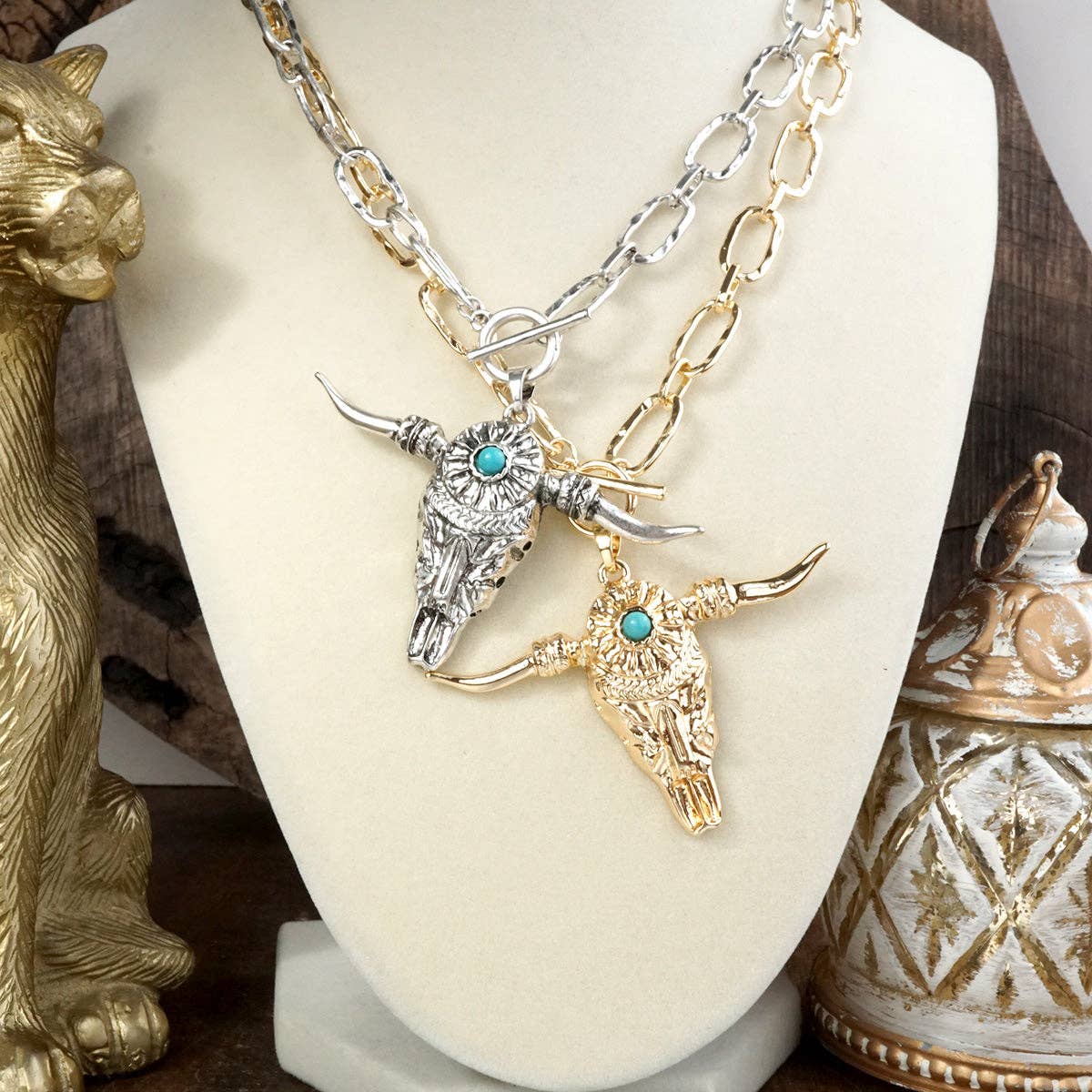 Western Spirit – Hammered Paperclip Chain Necklace with Steer Head Pendant in Gold