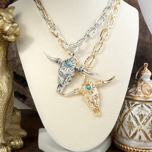 Western Spirit – Hammered Paperclip Chain Necklace with Steer Head Pendant in Gold