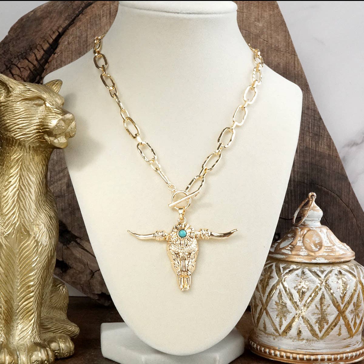 Western Spirit – Hammered Paperclip Chain Necklace with Steer Head Pendant in Gold